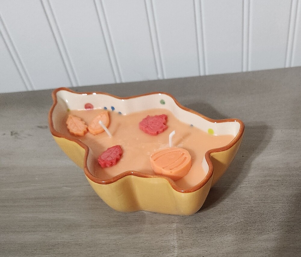 Apple Cinnamon Soy Candle in a Ceramic Fun Dish - Picture 2 of 3